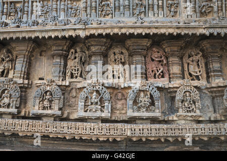 Dekorative Friese mit Gottheiten, Tänzer und andere Abbildungen, Chennakeshava-Tempel. Belur, Karnataka, Indien. Stockfoto