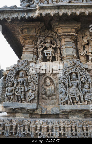 Dekorative Friese mit Gottheiten, Tänzer und andere Abbildungen, Chennakeshava-Tempel. Belur, Karnataka, Indien. Stockfoto