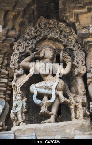 Geschnitzte Figur von einem Sundari (Laumann) Blick in den Spiegel, Chennakeshava-Tempel. Belur, Karnataka, Indien. Stockfoto