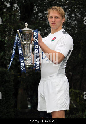 England Kapitän Lewis Moody mit der RBS 6 Nations Trophäe während der 2011 RBS 6 Nations Launch im Hurlingham Club, London. Stockfoto