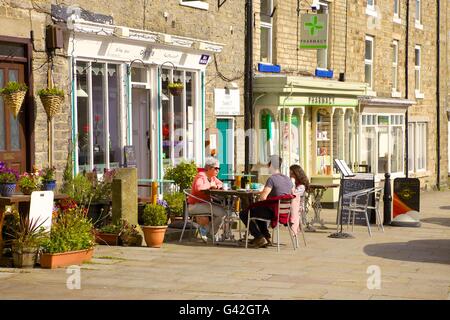 Menschen außerhalb Cafe sitzen. Cafe1618, 16 Marktplatz, Middleton-in-Teesdale, County Durham, England, Vereinigtes Königreich, Europa.