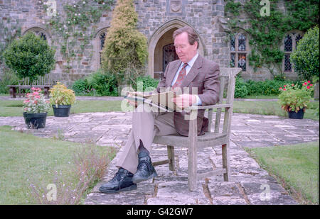 Lord Snowdon, Antony Charles Robert Armstrong-Jones, 1. Earl of Snowdon, in seinem Elternhaus, Nymans in Handcross, in der Nähe von Haywards Heath in West Sussex. Stockfoto