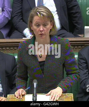 Schatten-Innenministerin Yvette cooper reagiert auf die Rede von Innenministerin Theresa May im Londoner Unterhaus nach einer Überprüfung zur Terrorismusbekämpfung. Stockfoto