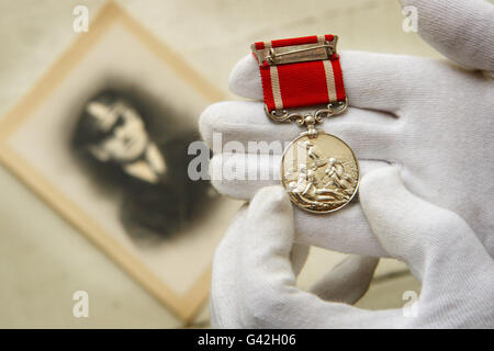 Die Silberne Meer-Gallanterie-Medaille wurde 35 posthum an Robert Henry Treadwell im Alter von 1944 Jahren verliehen, zusammen mit einem Foto von Mr. Treadwell. Die Angehörigen von Herrn Treadwell spenden die Medaille an das Royal Navy Museum in Portsmouth. Stockfoto