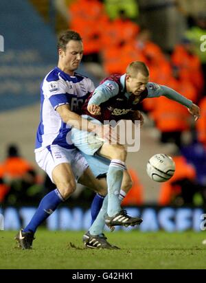 Fußball - Carling Cup - Halbfinale - zweite Etappe - Birmingham City gegen West Ham United - St. Andrew's. Martin Jiranek von Birmingham City (links) und Jonathan Spector von West Ham United (rechts) Stockfoto