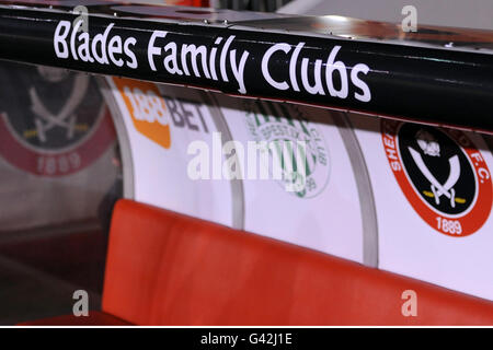 Fußball - FA Youth Cup - Fünfte Runde - Sheffield United / Blackpool - Bramall Lane. Detail der Beschilderung auf einem Dugout an der Brammall Lane Stockfoto