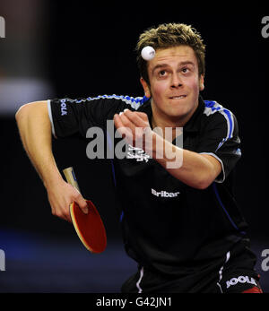 Der Engländer Andrew Baggaley in Aktion gegen den Singapurer Zhongze Liu während des ersten Rundenmatches der Männer bei den Pro Tour English Open im English Institute of Sport, Sheffield. Stockfoto