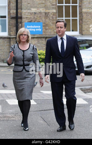 Premierminister David Cameron wird von Sarah Whiting, der Chefin des St. Charles Centre for Health and Wellbeing in Kensington, getroffen. Stockfoto