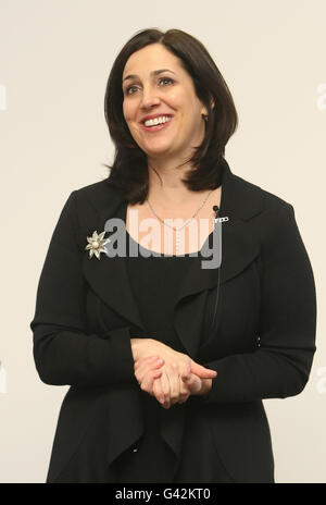 Joanna Shields, VP EMEA bei Facebook, spricht bei der Einführung des neuen Facebook-Angebotsservice, der Teil der Facebook-Website ist, in Großbritannien auf einer Pressekonferenz im Zentrum von London. Stockfoto