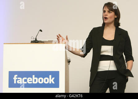 Facebook-Direktorin Emily White spricht bei der Einführung des neuen Facebook-Angebotsservice, der Teil der Facebook-Website ist, auf einer Pressekonferenz im Zentrum von London. Stockfoto