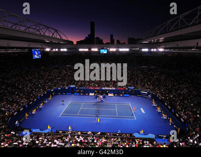 Die Sonne untergeht über der Rod Laver Arena während der Spiel zwischen Rafael Nadal und David Ferrer Stockfoto