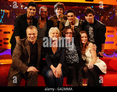 (Hintere Reihe) Siva Kaneswaran, Max George, Jay McGuiness, Tom Parker und Nathan Sykes von The Wanted, (vordere Reihe - von links nach rechts): Graham Norton, Helen Mirren, Ed Byrne und Emily Blunt treten auf der Graham Norton Show in den London Studios im Süden Londons auf. Die Show wird am Freitag, den 4. Februar auf BBC One übertragen. Stockfoto