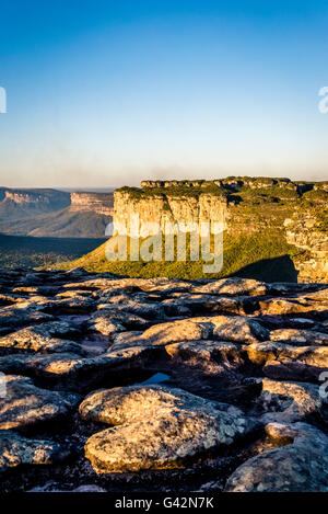 Blick auf das Tal von der Morro Do Pai Inacio und Herz geformten Stein im Vordergrund, Chapada Diamantina, Bahia, Brasilien - Capao tun Stockfoto