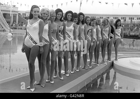 Dreizehn Mädchen standen in Blackpool an, und eine von ihnen wird zur Miss UK gekrönt. Stockfoto