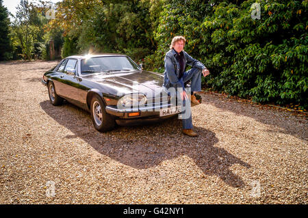 Horror-Schriftsteller James Herbert zu Hause mit seinem Jaguar V12-Fahrzeug. Stockfoto