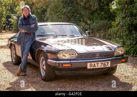 Horror-Schriftsteller James Herbert zu Hause mit seinem Jaguar V12-Fahrzeug. Stockfoto