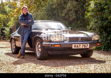 Horror-Schriftsteller James Herbert zu Hause mit seinem Jaguar V12-Fahrzeug. Stockfoto