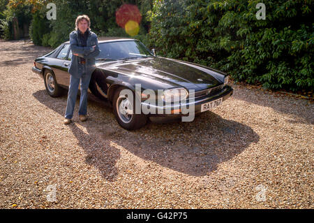 Horror-Schriftsteller James Herbert zu Hause mit seinem Jaguar V12-Fahrzeug. Stockfoto