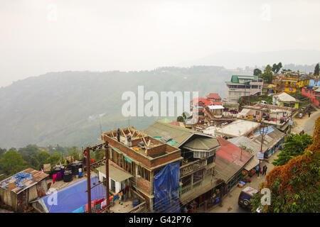 Blick vom Darjeeling Seilbahn - Cluster der alten Häuser im Nebel in Darjeeling, Westbengalen, Indien Stockfoto