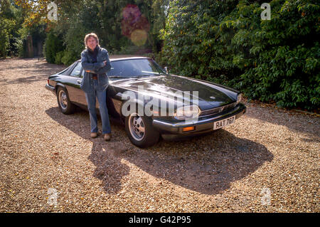 Horror-Schriftsteller James Herbert zu Hause mit seinem Jaguar V12-Fahrzeug. Stockfoto