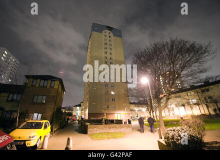 Eine allgemeine Ansicht des Wohnblocks Marine Tower in Deptford, London, nach einem Brand. Stockfoto