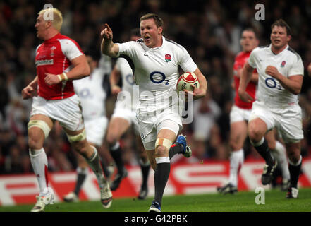 Englands Chris Ashton läuft beim RBS 6 Nations Match im Millennium Stadium, Cardiff, in ihrem ersten Versuch. Stockfoto