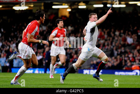 Rugby Union - RBS 6 Nations Championship 2011 - Wales gegen England - Millennium Stadium. Englands Chris Ashton geht ins Spiel, um den ersten Versuch des Spiels gegen Wales zu erzielen. Stockfoto