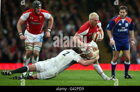 Andy Powell aus Wales wird vom englischen Dylan Hartley während des RBS 6 Nations-Spiels im Millennium Stadium, Cardiff, ausgetragen. Stockfoto