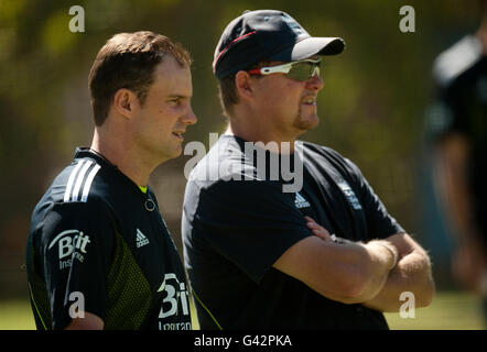 England Kapitän Andrew Strauss mit Bowlingtrainer David Saker (rechts) während einer Nets Session im WACA in Perth, Australien. Stockfoto