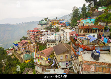 Blick vom Darjeeling Seilbahn - Cluster der alten Häuser im Nebel in Darjeeling, Westbengalen, Indien Stockfoto