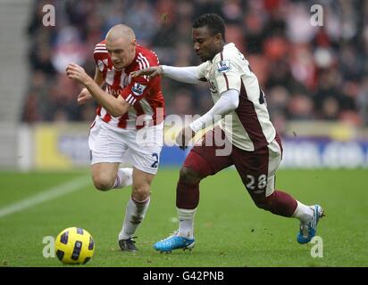 Fußball - Barclays Premier League - Stoke City / Sunderland - Britannia Stadium. Andy Wilkinson von Stoke City (links) und Stephane Sessegnon von Sunderland (rechts) kämpfen um den Ball Stockfoto