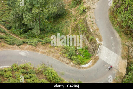 Draufsicht von Darjeeling Seilbahn - einsamer Mann zu Fuß auf einer leeren Straße Stockfoto