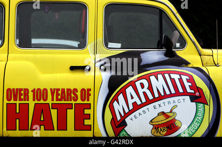 Marmite-Schilder auf einem Auto in ihrem Burton-Werk, Wellington Road, Burton-on-Trent Stockfoto