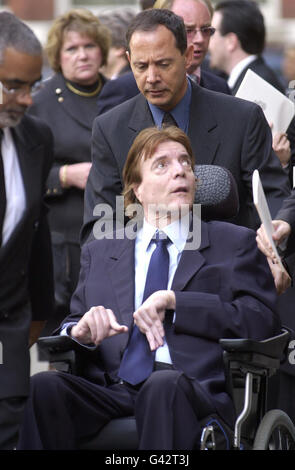 Bibliotheksbild, datiert 09/09/2003, von der Ankunft von John Paul Getty III in der Westminster Cathedral in London für den Gedenkgottesdienst für seinen Vater, den Milliardär-Philanthropen Paul Getty. Stockfoto