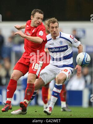 Paul McKenna vom Nottingham Forest (links) und Rob von Queens Park Rangers Hulse (rechts) in Aktion Stockfoto