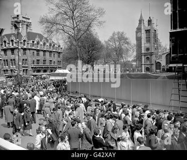 Vor der Westminster Abbey versammeln sich Menschenmassen in der Hoffnung, sie zu sehen Die Braut und der Bräutigam bei einer Probe der Hochzeit Von Prinzessin Margaret und Antony Armstrong-Jones Stockfoto