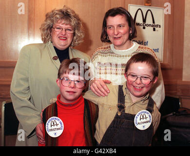 Kristan Adey (links) und Alexander Squires mit ihren Müttern, Marylin und Lorraine, bei den McDonalds Child of Achievment Awards im Zentrum von London. Die Jungs aus Bradford, die beide eine Schule für darstellende Kunst besuchen, sind Vorreiter der ersten Prüfung überhaupt mit der Londoner Guildhall School of Music and Drama Examination in Speech and Drama. Stockfoto