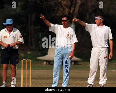 Das ist der Weg von England Cricket Captain Mike Atherton (rechts) und Bowler Richard Illingworth bei der Praxis in Lahore, Pakistan. Stockfoto