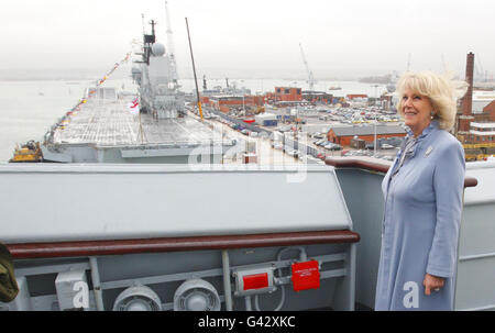 Die Herzogin von Cornwall an Bord des Hilfsschiffs der Royal Fleet, RFA Argus, während einer Tour durch die Einrichtungen, in denen die Herzogin sich auch mit dem Personal des Krankenhausschiffs traf, auf dem Royal Naval Base in Portsmouth. Stockfoto