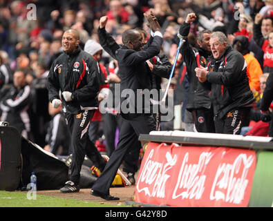 Charlton Athletic Manager Chris Powell feiert sein zweites Tor während des npower Football League One Spiels im Valley, London. Stockfoto