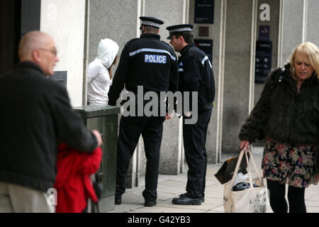 Polizisten sprechen Sie mit einem nicht identifizierten Jugend im Zentrum Stadt von Portsmouth, Hants. PRESSEVERBAND Foto. Bild Datum: Samstag, 22. Januar 2011. Bildnachweis sollte lauten: Steve Parsons/PA Wire Stockfoto