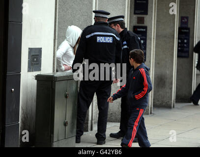 Polizisten sprechen Sie mit einem nicht identifizierten Jugend im Zentrum Stadt von Portsmouth, Hants. PRESSEVERBAND Foto. Bild Datum: Samstag, 22. Januar 2011. Bildnachweis sollte lauten: Steve Parsons/PA Wire Stockfoto