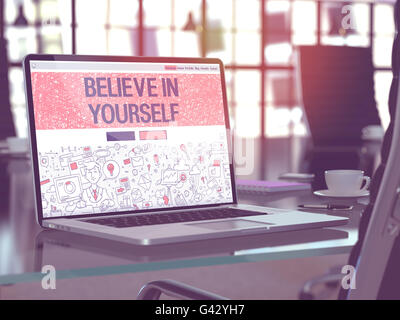 Laptop-Bildschirm mit glaub an dich Konzept. Stockfoto