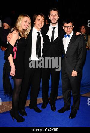 Die Besetzung der Inbetweeners (von links nach rechts) Emily Head, Joe Thomas, Blake Harrison und Simon Bird bei der Ankunft für die British Comedy Awards 2010 im indigO2, in der O2 Arena, London. Stockfoto