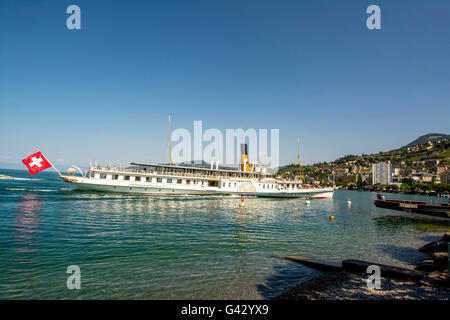 Genfer See in der Nähe von Montreux. Kanton Waadt, Kreuzfahrtschiff am Genfer See, Schweiz Stockfoto
