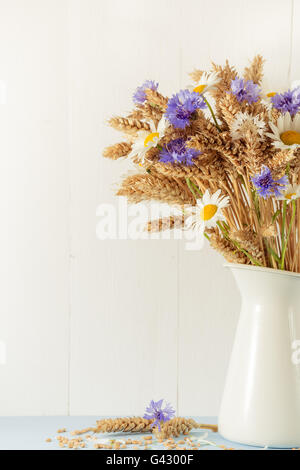 Reife Weizen in weißer Vase auf hölzernen Hintergrund Stockfoto