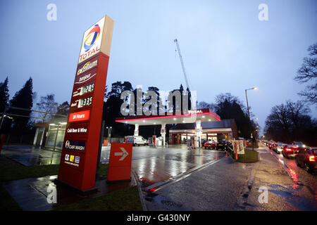 Neugeborenes an Tankstelle Stockfoto