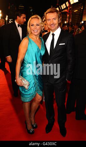 Jayne Torvill und Christopher Dean (rechts) bei der Ankunft für die National Television Awards 2011 in der O2 Arena, London. Stockfoto