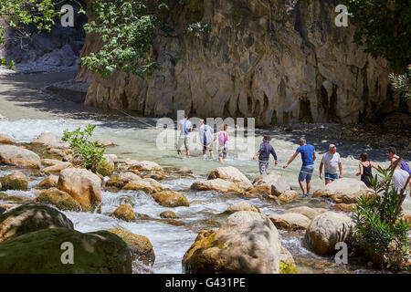 Touristen, die mit einem Seil um zu überqueren den Fluss in Saklikent Schlucht, Türkei. Stockfoto