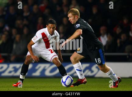 Fußball - FA Cup - vierte Runde - Southampton / Manchester United - St. Mary's Stadium. Paul Scholes von Manchester United (rechts) führt den Ball an Southampton's Alex Oxlade-Chamberlain (links) vorbei. Stockfoto